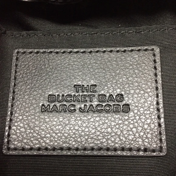 ✨ Authentic Marc Jacobs The Bucket Bag Logo Plaque Drawstring Woven Strap Black - Picture 12 of 16